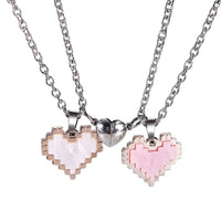 Collier style pixel couple
