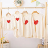 pull beige coeur rouge