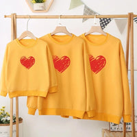 pull jaune coeur