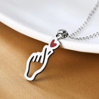 Collier coeur doigts